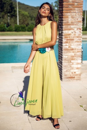 Mono adornado con un...