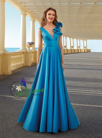 Vestido largo con escote...