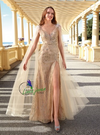 Vestido largo adornado con...