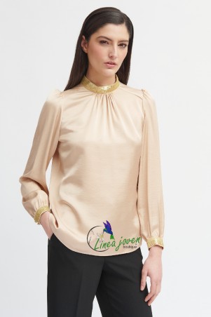 Blusa beige satinado...