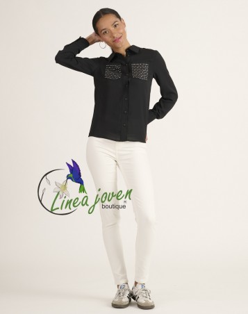 Camisa negra bolsillos...