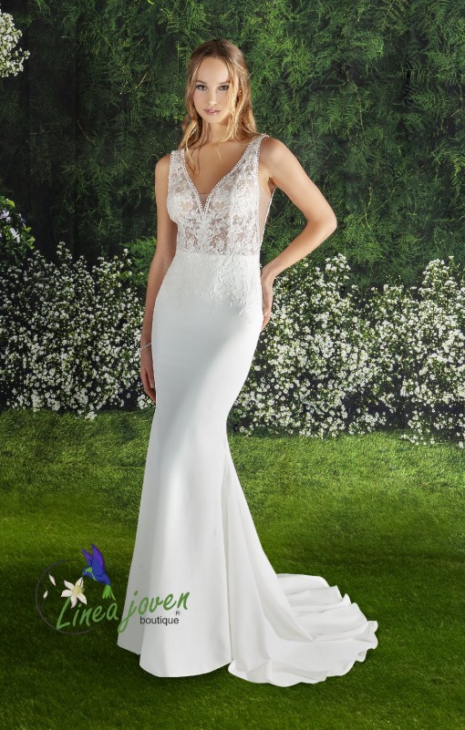 Vestido de novia con encaje floral y cola en capilla