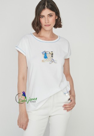 Camiseta blanca cesto playa
