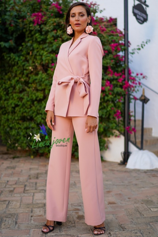 Traje de fiesta cruzado rosa con lazo